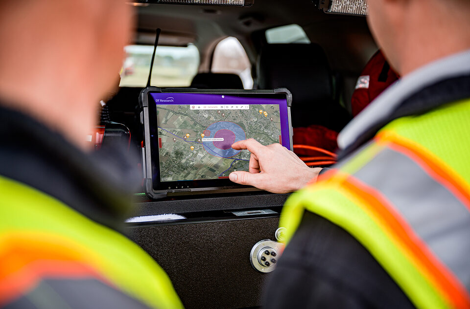 Pompiers utilisant l'application de cartographie Kalisio Crisis