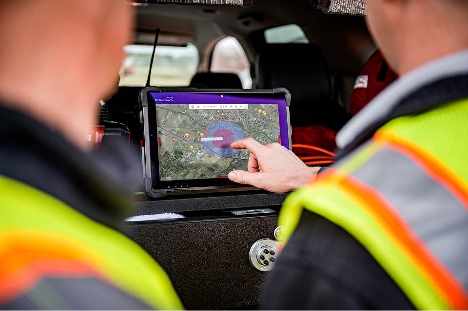 Pompiers utilisant l'application de cartographie Kalisio Crisis